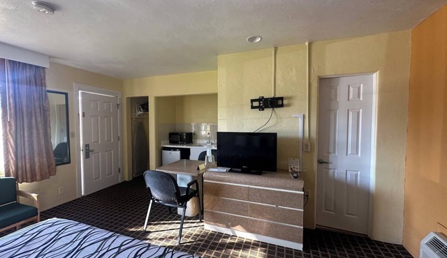 Affordable Room with King Bed & Essentials – 10 Min Drive to Daytona Beach