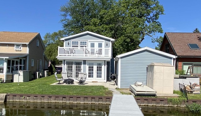 Airy, updated family cottage on all-sports lake