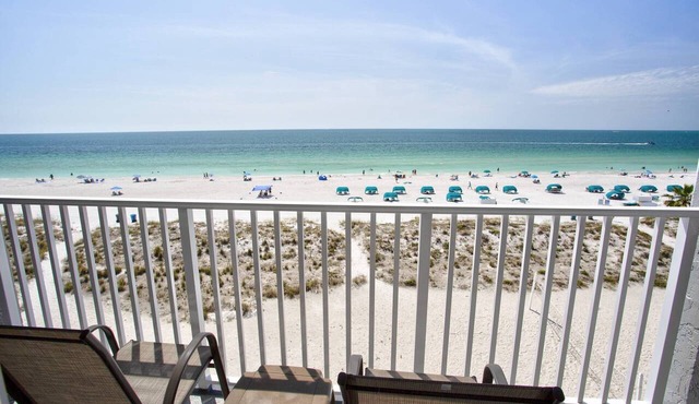 Amazing Beachfront Studio w/Private Balcony! Beachside Pool, Tiki Bar, Sand Volleyball, Fishing Dock