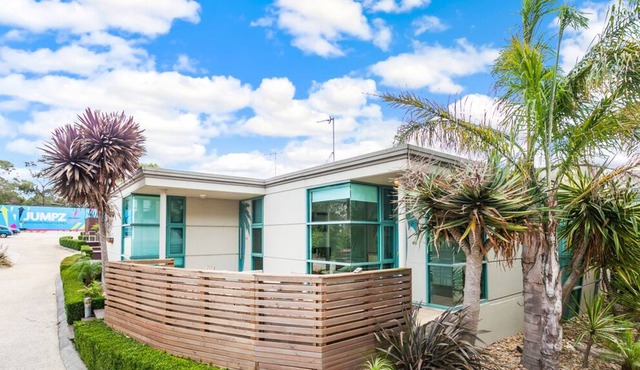 Anglesea Waterfront Resort 39 - Tennis Court and Pool in Anglesea