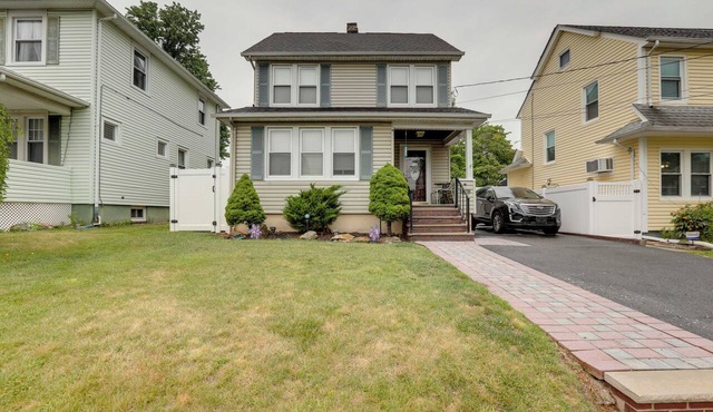 Apt w/Pool & Hot Tub - Near NYC & Airport!