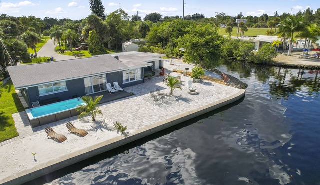 AQUA VISTA * WATERFRONT RESORT STYLE * NEAR BEACHES