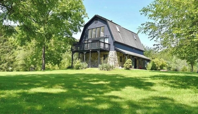Architect's Villa in Hudson Valley 4 bdrm Sleeps 9 Pet Friendly 90 min. from NYC