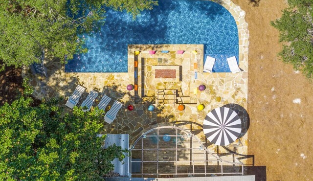 Atomic Flamingo| Pool w/Slide, Sunken Fire Pit, Bikes & Golf Cart|Pet Friendly
