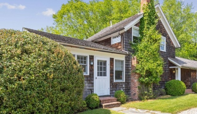 August- LD, Pretty cottage, south of the highway, walking distance to beach