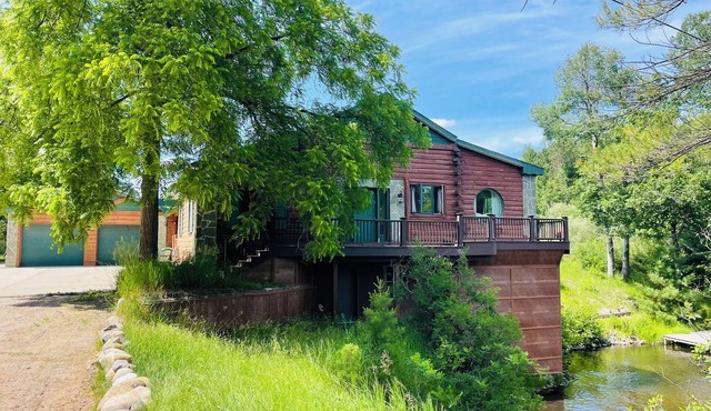 Ausable River waterfront 4-bed house in Grayling w/dock, patio, firepit, garage.