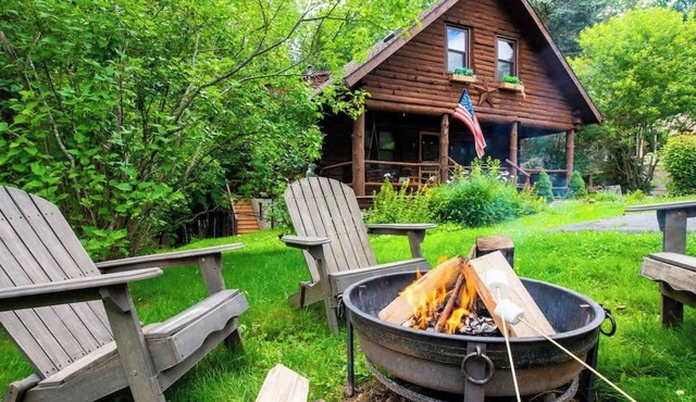 Authentic Log Cabin, Short walk to Lake & Hideout