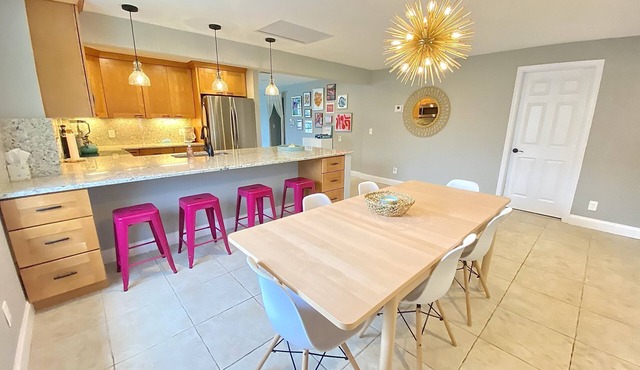 AVAILABLE DEC.! ~ 4 miles to BEACH ~ WALK to Shops, Restaurants; Pet Friendly! in West Palm Beach