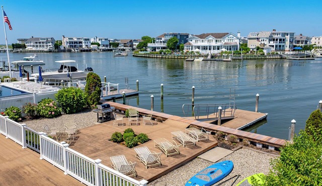 Avalon Bayfront 5BR w/Deck + Boat Slip, Great Sunsets, Quiet Neighborhood