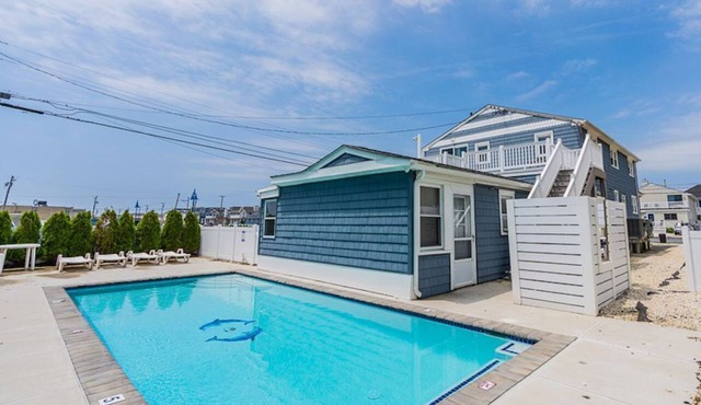 Avalon BEACH BLOCK with a POOL: 1 Bedroom