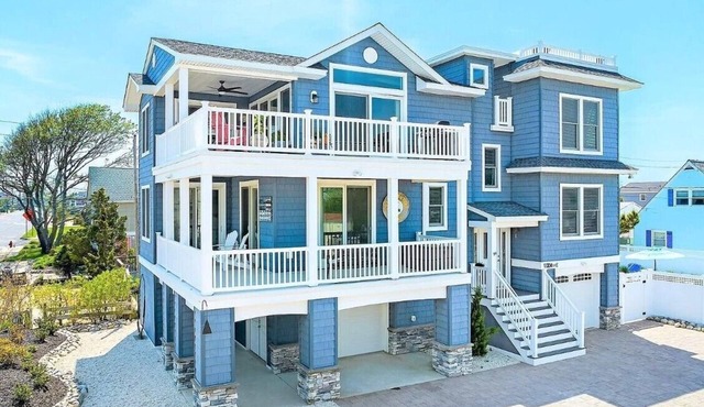 Awesome 5 bed, 5 bath, heated pool - short walk to the beach!
