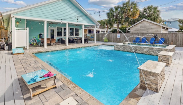 Awesome backyard with heated, pool,spa & lanai, beach 200 ft, 3 masters on main