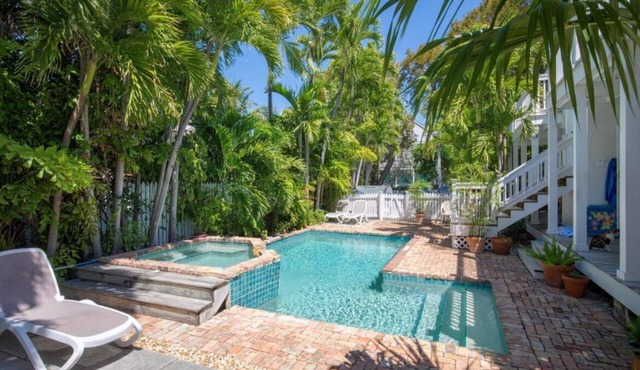 Back to the Island. Central to Old Town hot spots Pool, balconies, parking