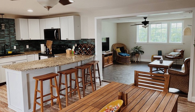 Backyard Dolphins, 1 Miles to Beach, Sleeps 8, Private Hot Tub, & Full Kitchen