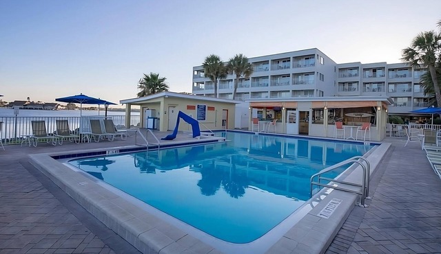 Bay View Retreat! Balcony, Kitchen, Free Parking, Onsite Pool!