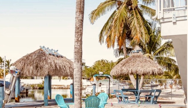 Bayside Key Largo Canal Home with Dock/Jacuzzi/Pool. (Lift not include)
