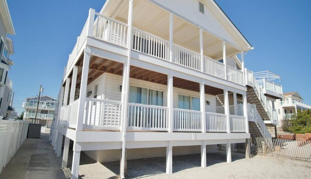 Beach Front with Stunning Beach Views!
