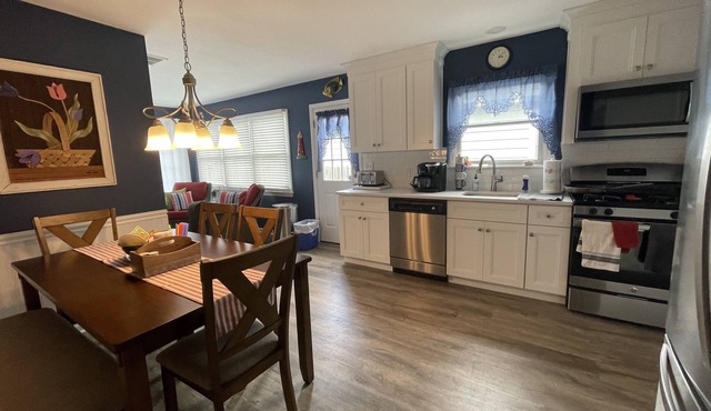 Beach House, renovated 2022, walking distance to beach, private backyard