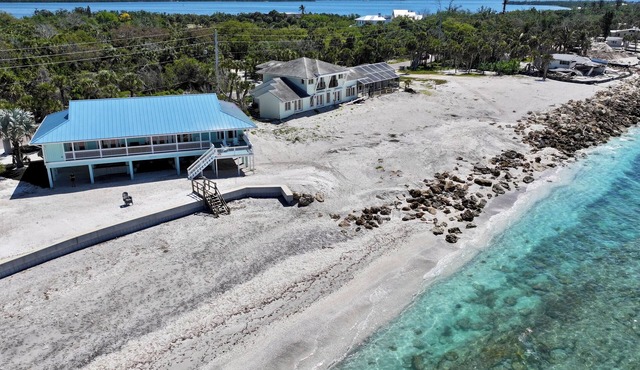“ BEACH HOUSE -Oceanfront Escape –PRIVATE BEACH IN MANASOTA KEY FAMILY FRIENDLY
