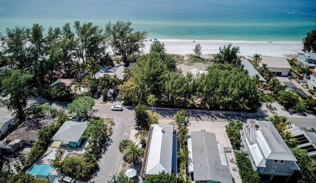 Beach Lovers’ Pick: Ground-Floor 3-Bedroom, Patio & Pets