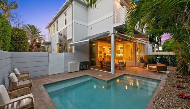 Beach next door Las Olas only 10 min away