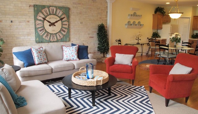 Beach Town Oasis-loft apartment. In the center of Downtown!