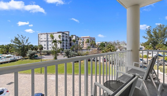 Beachfront 2BR Condo: Tiki Bar & Pools