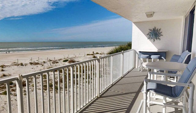 Beachfront 2BR with Huge Private Balcony, Pool & Hot Tub & Incredible Madeira Beach Sunset.