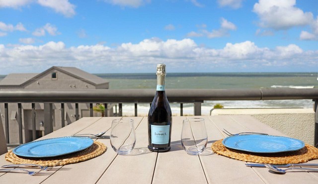 Beachfront Condo | Oversized Balcony & Sunsets