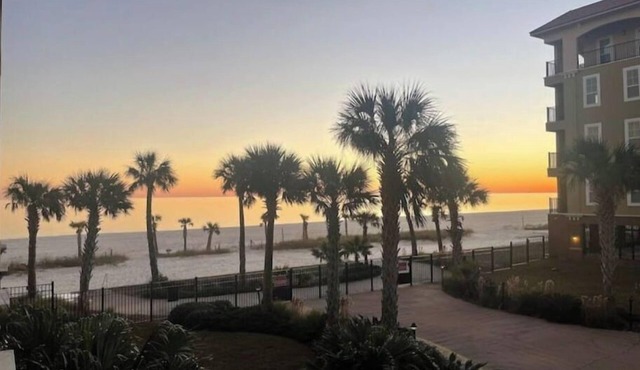 Beachfront Condo with Beautiful Sunset Views. Gorgeous Pool.