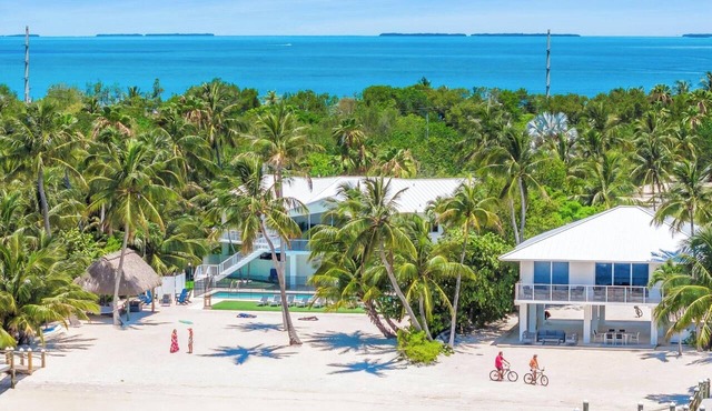 Beachfront Estate - Two Villas/Heated Pools/Docks/Dolphin & Mahi Key