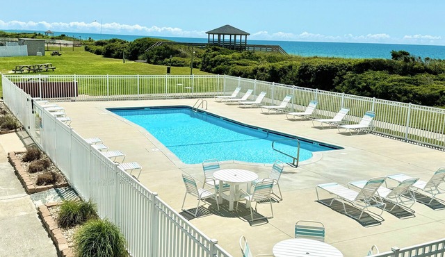 BEACHSIDE COMMUNITY 2nd Floor Private Beach Access Pool Kitchen BBQ Grills in Atlantic Beach