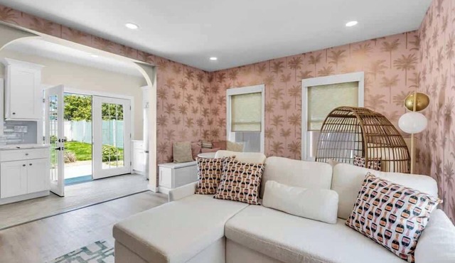 Beachside Haven: Insta-Worthy Decor & Private