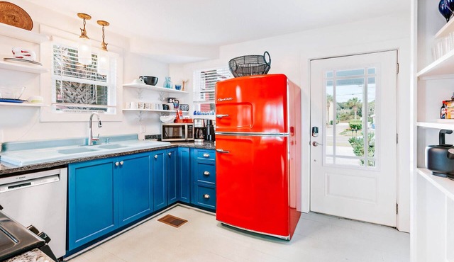 ☀️ Beachside with Private Beach Access ☀️ 4 luxurious King bedrooms & 4 baths ☀️ Comfortably sleeps up to 8 guests ☀️ Outdoor Kitchen and Dining ☀️ Within walking distance of 2 restaurants: SaltLife & Sandbar ☀️ Outdoor Kitchen ☀️