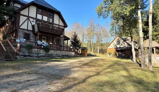 Beautiful 12 Bdrm Rustic Chalets Built For Large Group Entertaining w/Privacy in Great Valley