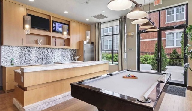 Beautiful 2Br steps from LIRR