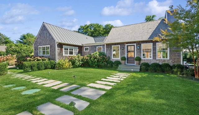 Beautiful 3-bedroom house. Walk to town in quaint Bridgehampton!