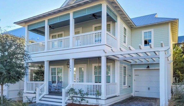 Beautiful Beach house, sleeps 10, 7 min. walk to beach, pool, restaurants