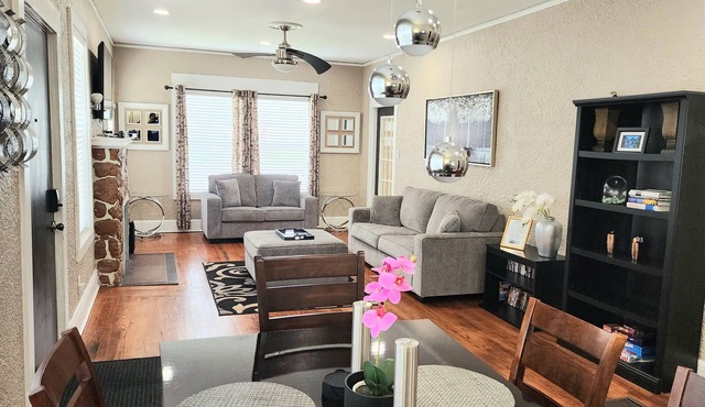 Beautiful! Beach Bungalow central to EVERYTHING!
