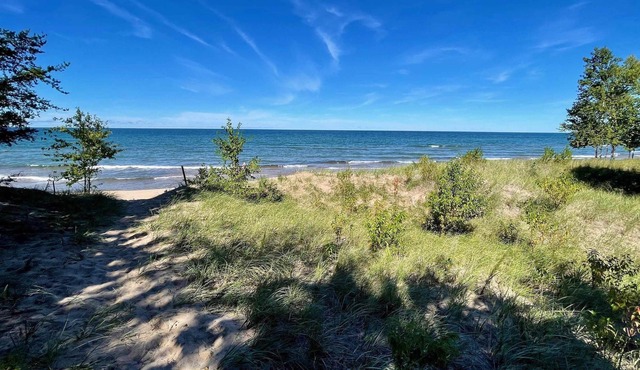 Beautiful Beach House on Lake Superior 15 min to downtown Marquette