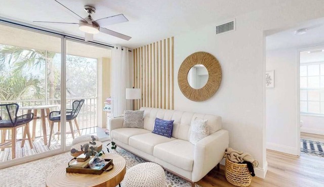 Beautiful bright condo with a balcony & W/D - pool, gym, and game room access
