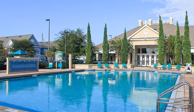 Beautiful condo with pool, full kitchen, tennis, fitness area, & W/D