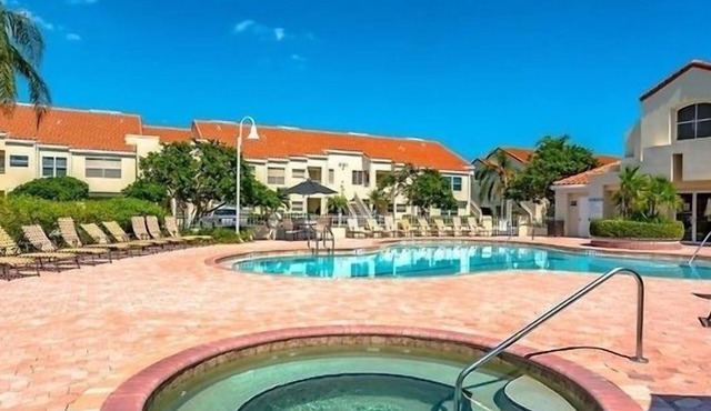 Beautiful Golf course views minutes from St. Pete Beach