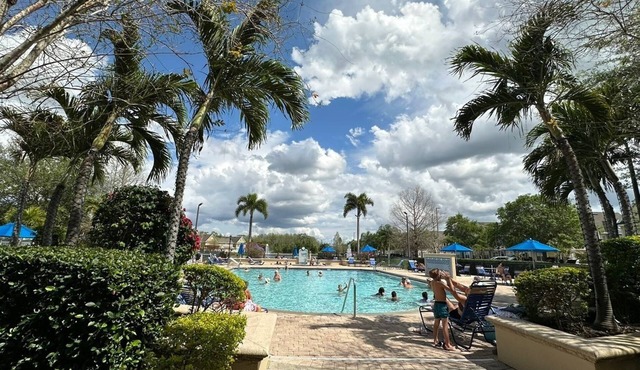 Beautiful home! 3 bedrooms, hot tube and pool! Close the parks!