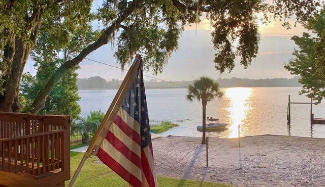 Beautiful Lake House house in charming Pomona Park with WiFi, AC