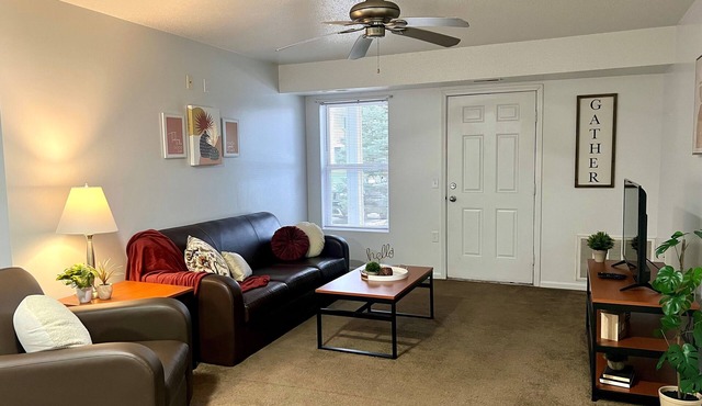 Beautiful Main Level 2 Bedroom 2 Bathroom Close to CMU Campus