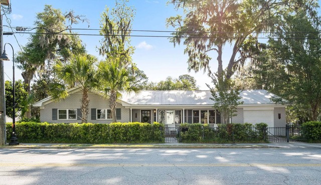 Beautiful, Modern Getaway in Historic Downtown Beaufort