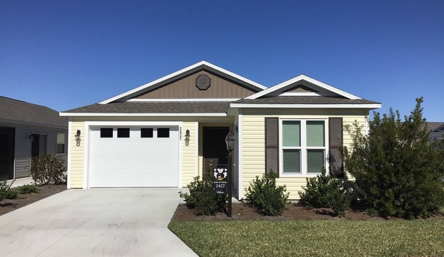 Beautiful New 2/2 Dog Friendly Villa w/GOLF CART, BBQ & FREE WiFi!