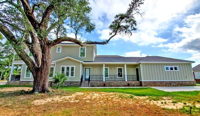 Beautiful new home located in the heart of Downtown Pensacola! Pet Friendly!