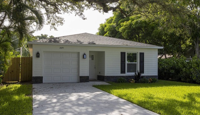 Beautiful new Vero Beach home, fenced yard, walk to downtown, 4 mi. to beach!